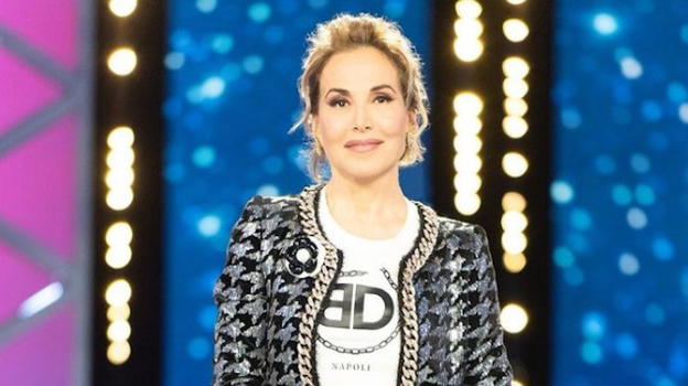 Mediaset-d’Urso, divorzio in bilico: tutto ancora da decidere e carte in tavola mescolate