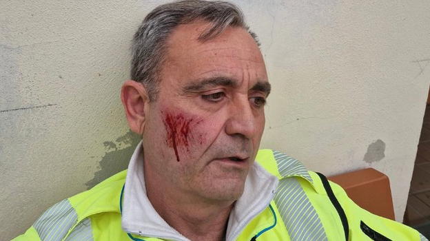 Firenze: volontario della Misericordia aggredito dai no-vax, "Sei un servo del sistema"