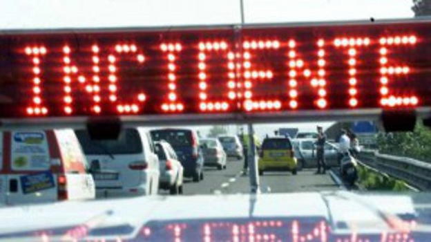 Pavia, padre tenta di soccorrere il figlio sbalzato dall’auto, ma muoiono entrambi