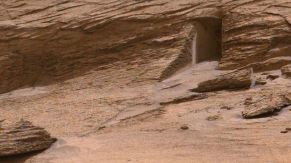 Marte: la porta scavata nella roccia ha una spiegazione