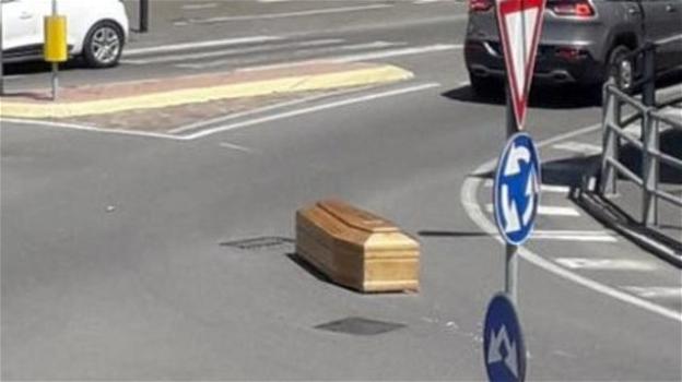 Bergamo, carro funebre perde la bara mentre è in marcia: la notizia diventa virale