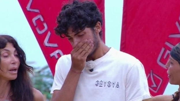 L’isola dei famosi, l’addio di Alessandro Iannoni: "Devo lasciare, ho gli esami all’università"
