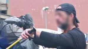 Isola dei Famosi, ex naufrago rovista tra i rifiuti: