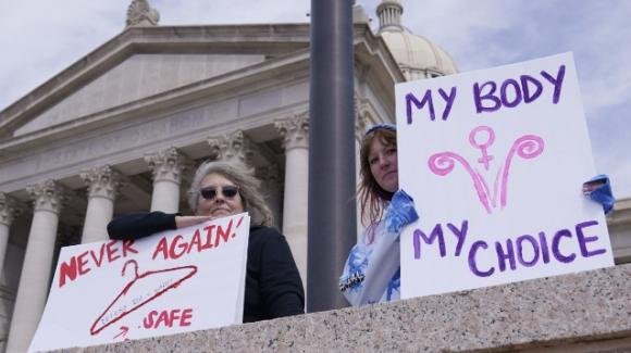 Aborto diventato illegale in Oklahoma, il governatore firma la legge