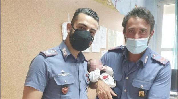 Catania, neonato abbandonato in una cesta: i carabinieri gli salvano la vita