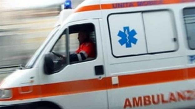 Esplosione in una scuola italiana: ambulanze e soccorritori sul posto
