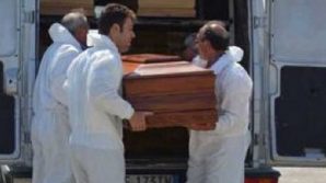 Spostano il cadavere nella bara e sbuca qualcosa di assurdo
