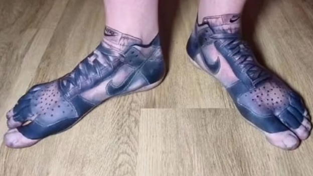 UK: si fa tatuare le sue Nike preferite sui piedi, "Stanco di doverle ricomprare"