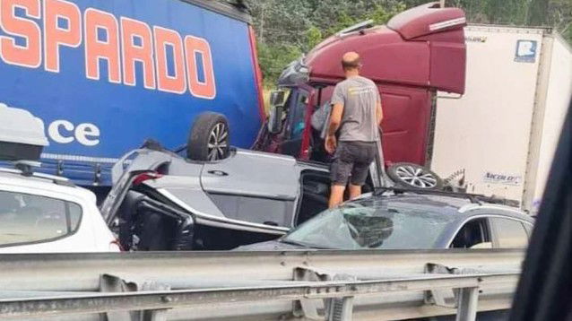 Maxi Incidente In A1, Auto Schiacciata Tra Due Tir: Morte Due Donne