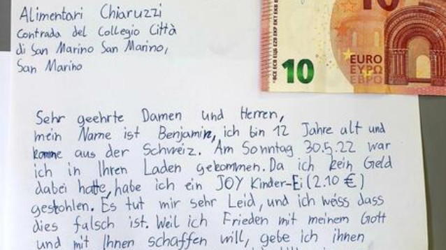 Ruba un ovetto Kinder, dodicenne chiede scusa con una lettera