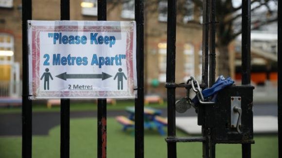 UK, in una scuola il regolamento vieta qualsiasi contatto, abbracci compresi