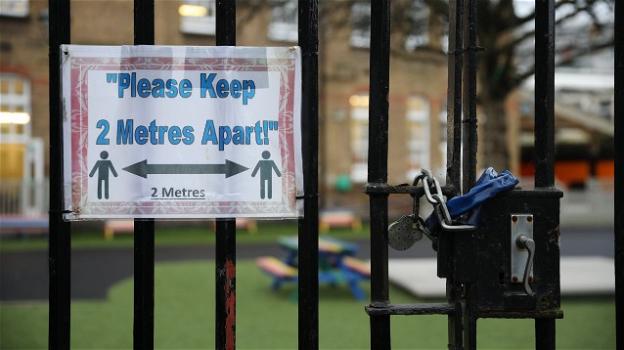 UK, in una scuola il regolamento vieta qualsiasi contatto, abbracci compresi