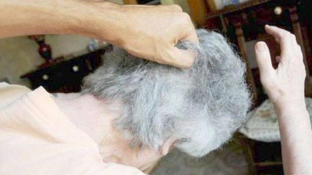 Botte e schiaffi alla madre 80enne, arrestate due sorelle