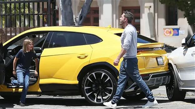 Ben Affleck fa guidare una Lamborghini al figlio di 10 anni, che ingrana la retromarcia e colpisce una BMW