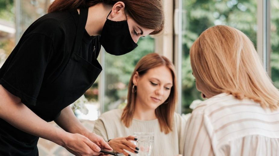 Mascherine FFP2 consigliate a lavoro fino al 31 ottobre, si continua con lo smart working