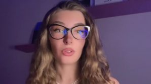 Elisa Esposito: la “prof” del corsivo recita Dante, ma non sa chi sia