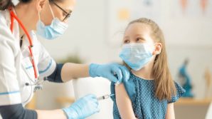 Covid, studio bambini tra 5 e 11 anni: il vaccino protegge il 29% contro l’infezione e il 41% contro la malattia grave