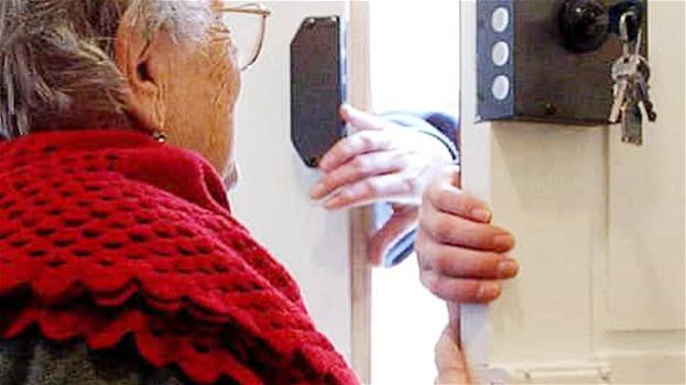 Finge di benedire la casa e ruba gioielli a due anziani, arrestata 65enne siciliana