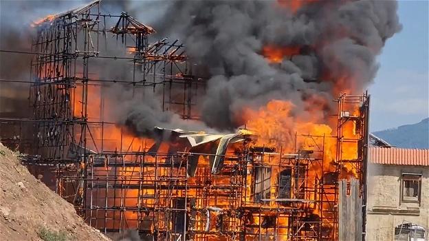 Incendio a Cinecittà, danneggiato il set di "Firenze rinascimentale": salva la casa del "Grande Fratello Vip"
