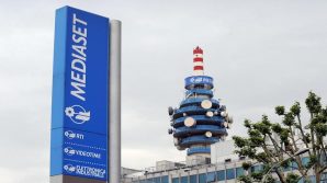 Mediaset, tagliati alcuni programmi a causa della crisi economica: le ultime novità