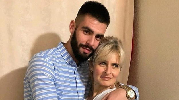 L’amore per la madre supera ogni cosa: calciatore 23enne accantona la sua carriera e le dona il suo fegato