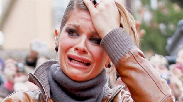 Alessandra Amoroso in lacrime non riesce a parlare: fan sotto choc