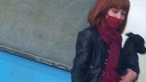 Professoressa sorprende i suoi studenti facendo lezione con un cagnolino in braccio