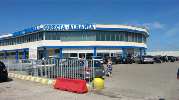 Accusato di rapina tenta di imbarcarsi per l’Albania: arrestato dalla Polizia di Frontiera