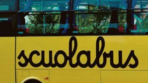 Lo scuolabus è gratis se un genitore è italiano o cittadino UE: scoppia la polemica