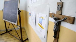 Professore di religione arrestato per violenza su minori: abusava degli alunni