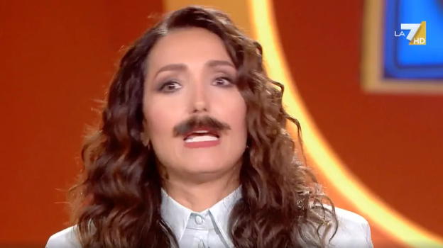 Lingo, la provocazione di Caterina Balivo. Apre la prima puntata con dei baffi finti: "In TV ci sono solo uomini"