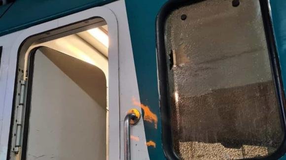 Terrore nel weekend sul treno regionale: vandali sfasciano carrozze e lanciano oggetti contro il convoglio