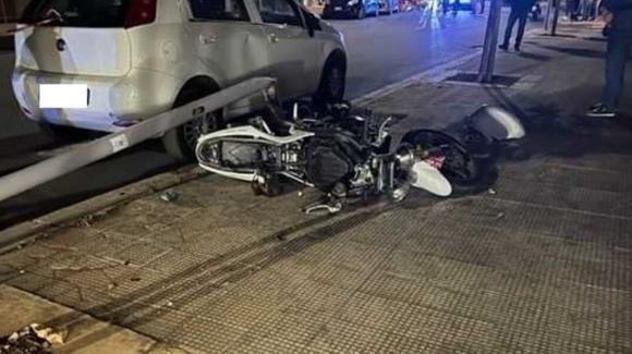 Schianto fatale con la moto in città: muore giovane centauro