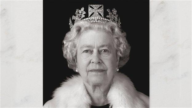 UK: "La Regina Elisabetta dovrebbe essere fatta Santa", la campagna prende campo