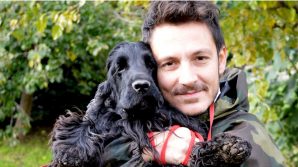 Il senzatetto Marius e il suo cane Cappuccino dicono addio alla strada: avranno una nuova casa