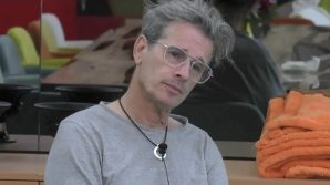 GF Vip, Marco Bellavia isolato dal gruppo si allontana da Pamela Prati: