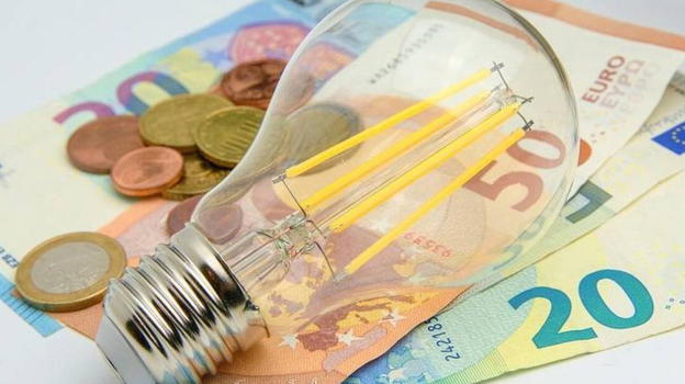 In arrivo bonus bollette da 600 euro in busta paga. A chi spetta e come fare ottenerlo