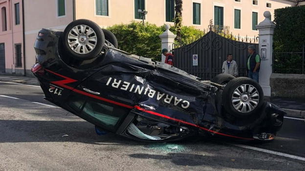 Ruba tre auto, fa ribaltare una pattuglia dei carabinieri, travolge e uccide un ciclista: arrestato