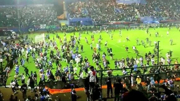 Indonesia, scontri subito dopo la partita di calcio: almeno 180 morti tra cui un bimbo di 5 anni