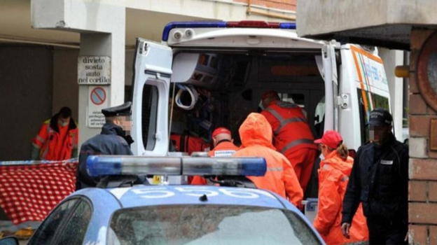 Rimini, studentessa si taglia le vene ma viene salvata dai suoi compagni di classe