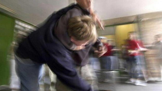 Parma, i bulli colpiscono ancora: studente 14enne finisce in ospedale con setto nasale rotto