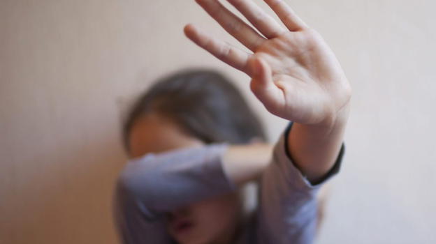 Roma, zio abusa della nipotina ma la madre della vittima non denuncia: voleva evitare discordie in famiglia