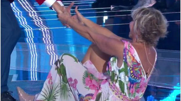 GF Vip, Carmen Russo inciampa in diretta: "Non avevo visto il gradino"