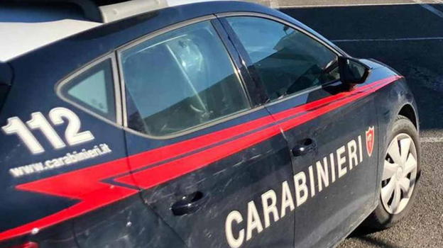 17enne aggredita mentre va a scuola: un compagno la salva evitandole una violenza