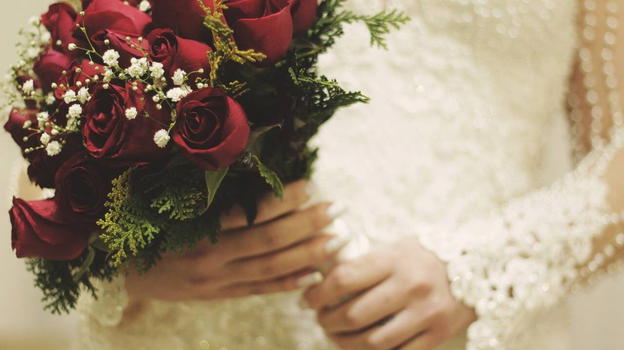 Prato, rinvia il matrimonio, prima per il Covid e poi per la malattia, ma deve pagare le spese dell’abito