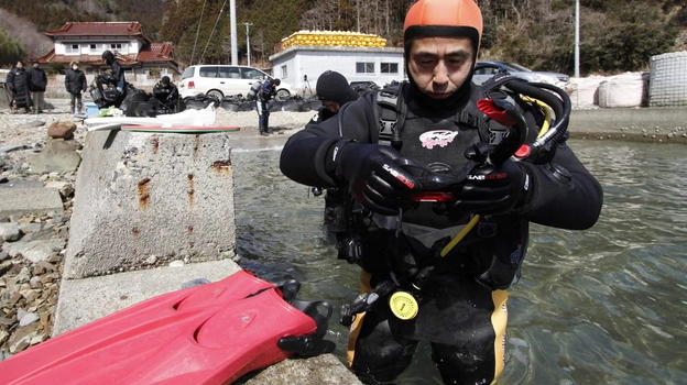 S’immerge da 11 anni per ritrovare il corpo della moglie morta nello tsunami del 2011