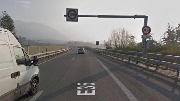 Limite a 30 km/h, automobilista lo supera. Multata, rischia anche il carcere