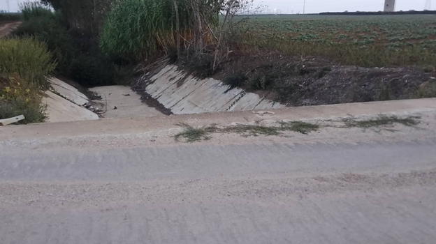 Guardrail divelto su una strada di campagna: richiesto l’intervento delle autorità
