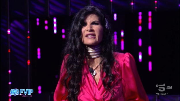 GF Vip, Ufficiale Giudiziario nella Casa: "Notificherà un atto di pignoramento a Pamela Prati"