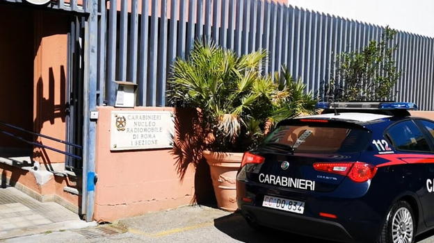 Incontra l’amante del marito e tenta di investirla con l’auto per ucciderla: arrestata